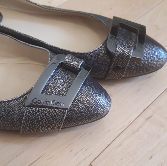 GUC Calvin Klein Flats - Picture 4 of 4